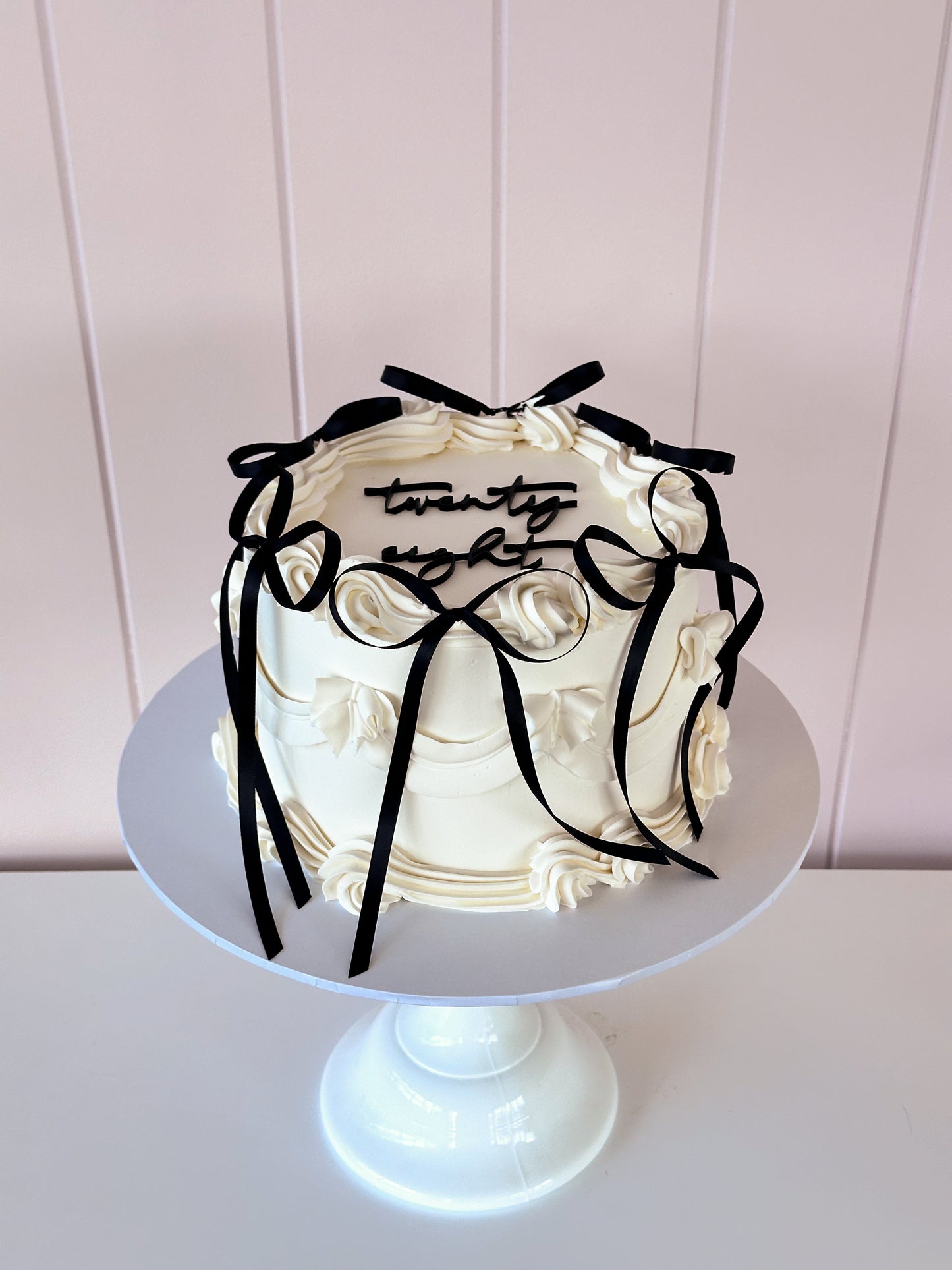 Siena Vintage Bow Cake